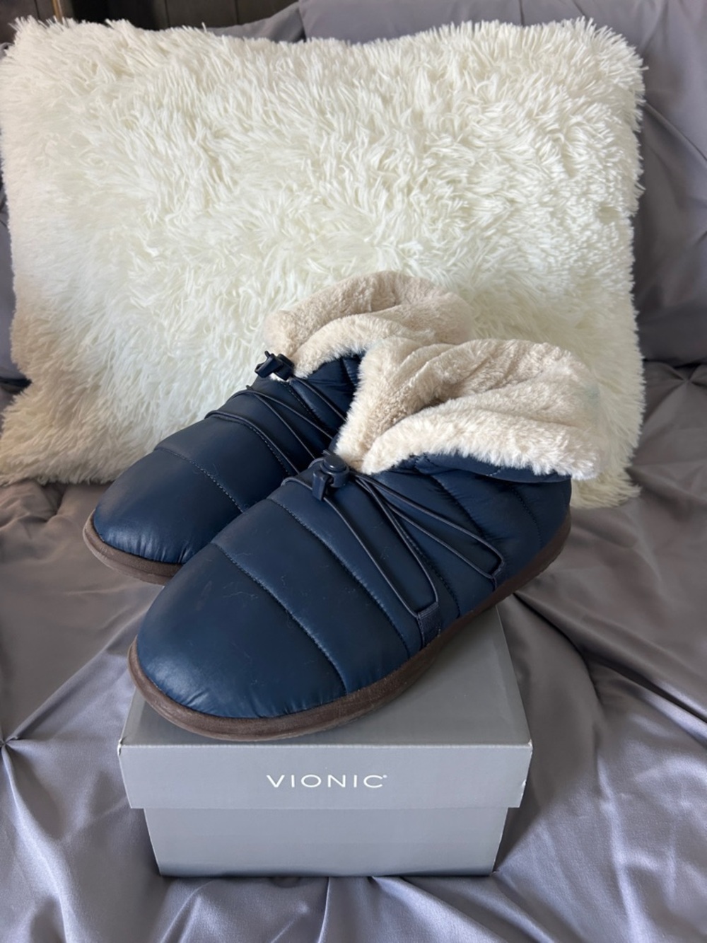 Vionic Gabriele Navy Quilted Faux-Shearling Slip-On Slipper Boots. Size 8!